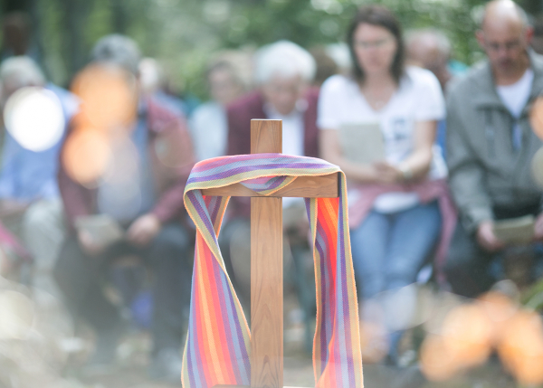 Kreuz mit buntem Tuch bei einem Freiluftgottesdienst