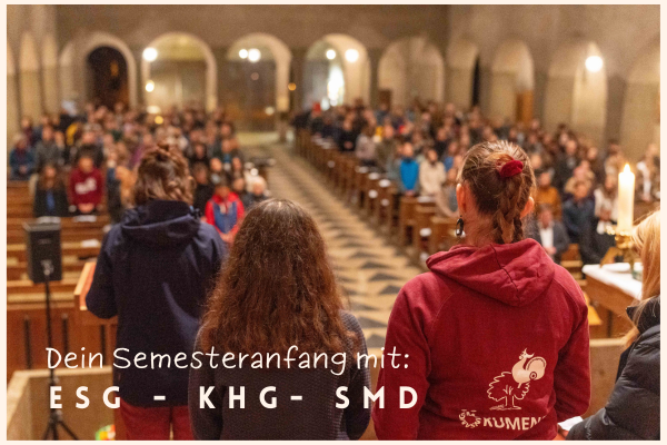 Semesteranfangsgottesdienst in St. Bonifaz, am Rednerpult stehen Personen, in den Bänken sitzt die Gemeinde