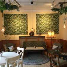 Gemütliches Café mit Stehlampe, Holzmöbeln, retro Stil
